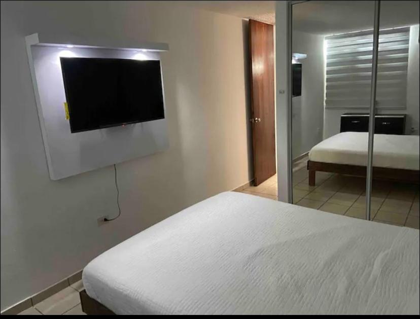 Private Apartment Near Sju Solar Battery Carolina Esterno foto